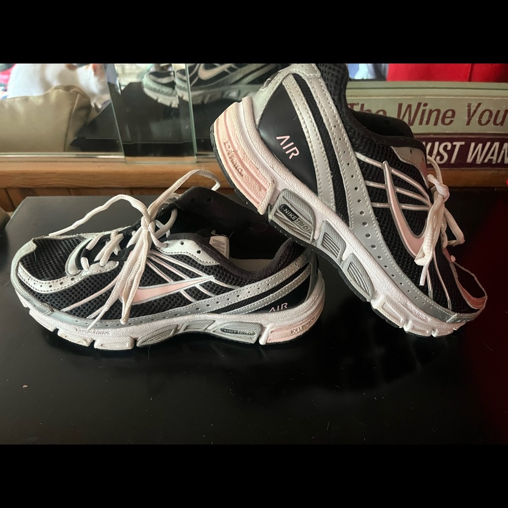 NIKE AIR TRI-D RUN, WOMENS COLOR: BLACK & SILVER W/LIGHT PINK -SIZE 8 *WORN 1X *